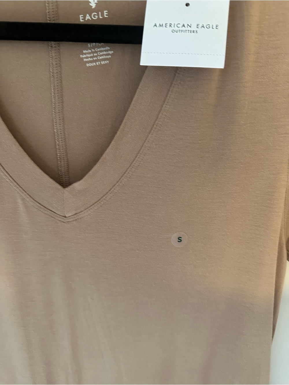 American Eagle Outfitters Soft & Sexy Womens V-Neck Tee in Taupe- SMALL NWT - Picture 2 of 5